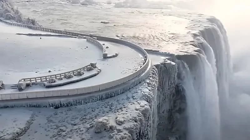 شاهد .. عاصفة القرن تجمد شلالات نياغارا