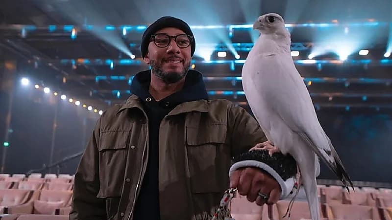 الأمريكي "قاسم" شارك في مهرجان الصقور 2022 : "انتظروني"