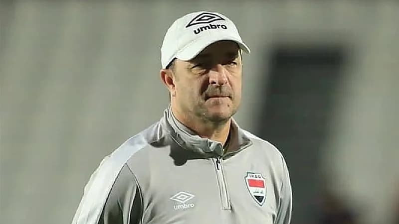 مدرب المنتخب العراقي يعتذر بعد تدخله لمنع لاعب من تسديد ركلة جزاء