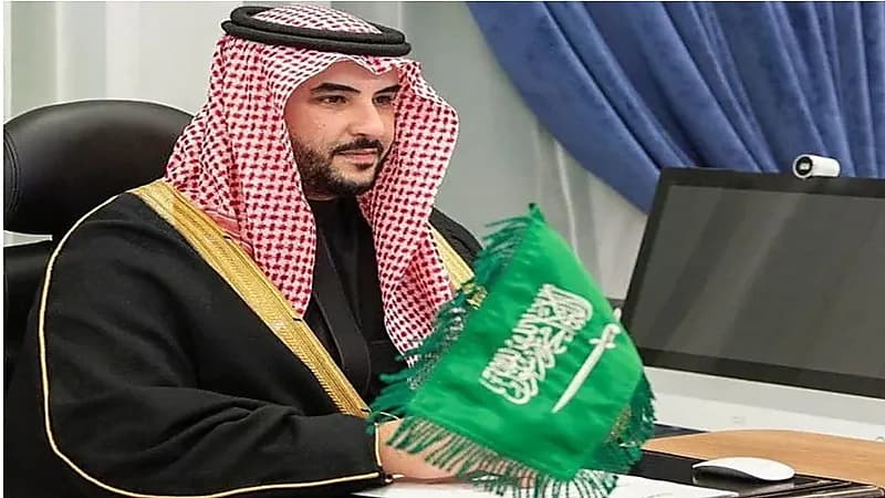 وزير الدفاع يشيد بمبادرة السعودية الخضراء