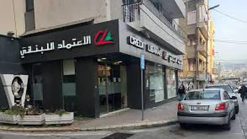 اقتحام بنك الاعتماد اللبناني من قبل مودع يحمل قنبله في شحيم .. فيديو