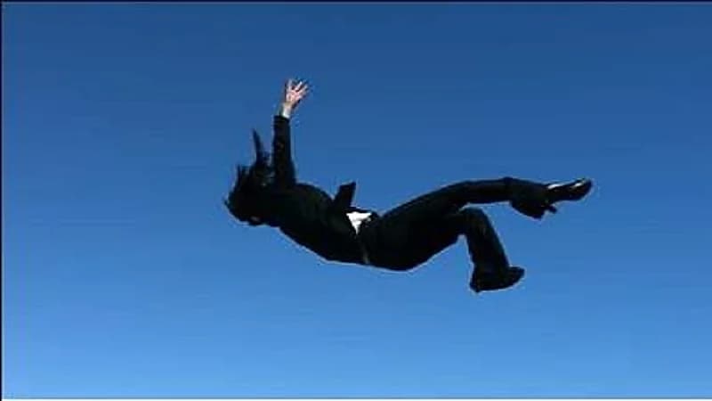 عامل يلقي بزوجته من الطابق الثالث لرفضها منحه نقودا لشراء مخدرات