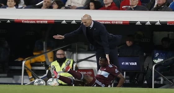 بالصور..سقوط كوميدي لزيدان بعد اصطدامه مع لاعب الخصم