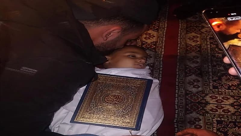 "صورة" تدمي القلوب للطفل ضحية الإشكال المسلح بين عائلتين