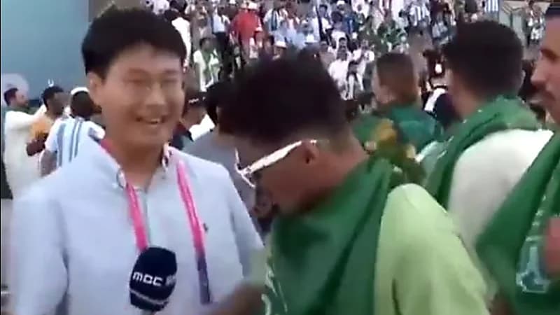 فيديو طريف لمشجع سعودي يفتش في جيب مراسل كوري باحثاً عن "ميسي"