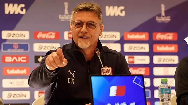 مدرب البحرين يمازح صحفيًا عراقيًا ويحرجه بسبب السعودية .. فيديو