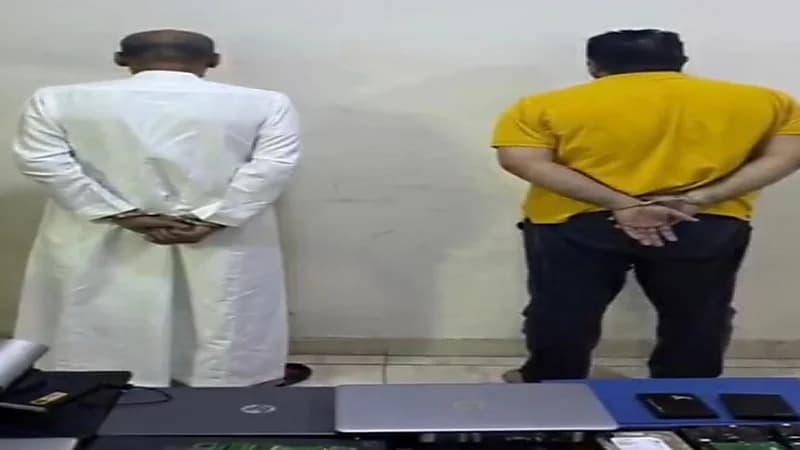 ضبط مواطن ومقيم قاما بتكسير زجاج المركبات وسرقة ما بداخلها في الرياض " فيديو "