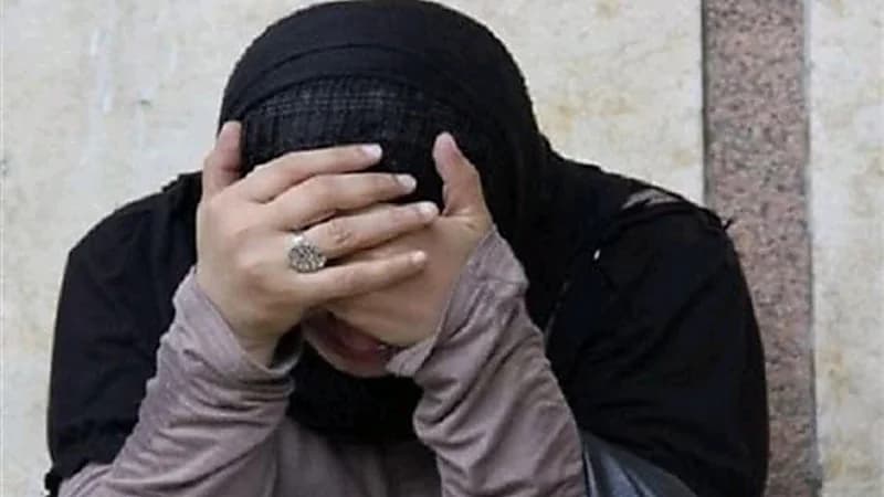 ربة منزل تعذب فتاة لإجبارها على ممارسة الدعارة