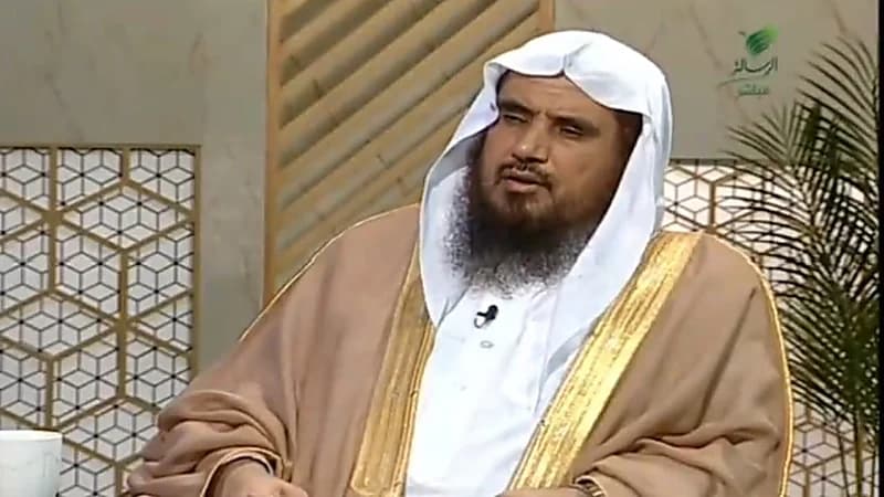 "الخثلان" يوضح حكم الشرب والأكل باليد الشمال
