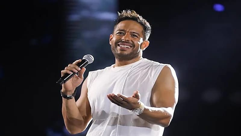 حماقي يشعل حماس جمهوره في حفله الغنائي