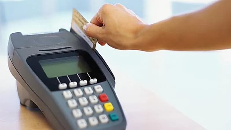 محلل اقتصادي يحذر من أضرار تجاوز الحد الائتماني للبطاقة الائتمانية (فيديو)