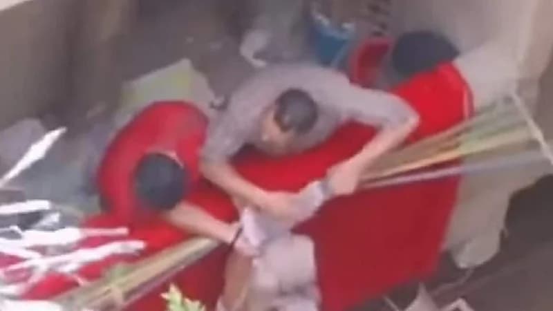 أب يهدد ابنته محاولاً إلقائها من البلكونة