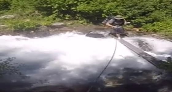 بالفيديو.. سقوط مروع لشاب في مجرى مائي