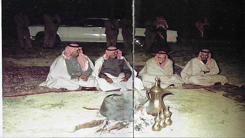 صورة نادرة لخادم الحرمين والملك عبدالله في المخيم الملكي بالمنطقة الشمالية