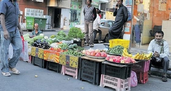 بالصورة.. الحملات البلدية بالخبر تواصل جهودها.. والبسطات العشوائية تعاند