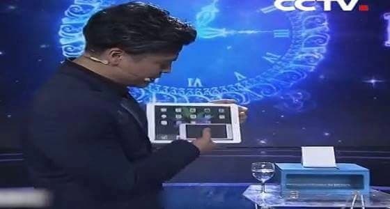 بالفيديو.. ساحر يستخرج آيفون من جهاز تابلت