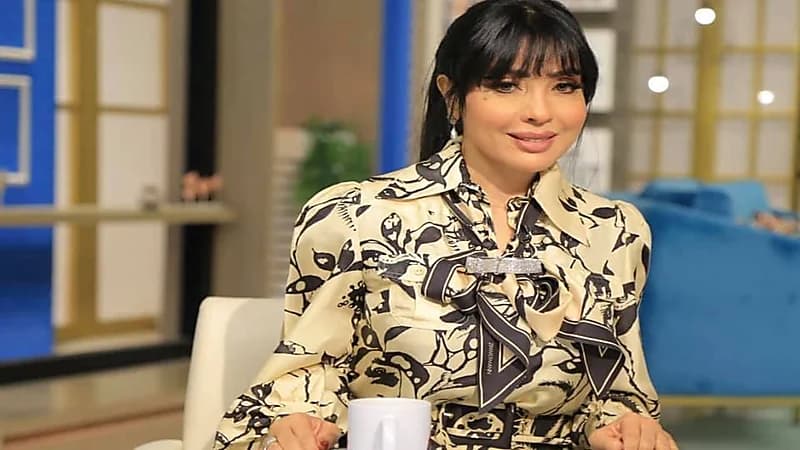 نجاة إعلامية مصرية من موت محقق بعد تحطم سيارتها في حادث