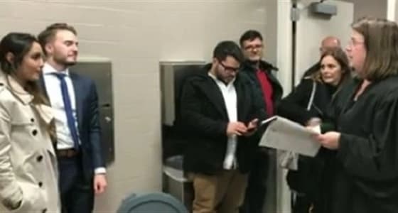 بالفيديو.. عروسان يعقدان حفل زفافهما بالحمام لسبب غريب