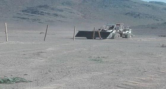 بالصور.. أمانة المدينة تزيل اعتداءات على أراضي بالفريش