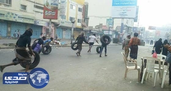 ملثمون يحرقون الإطارات ويطلقون النار بأحد شوارع تعز