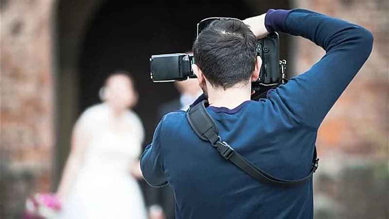 عريس يضرب مصور حفل زفافه لسبب غريب