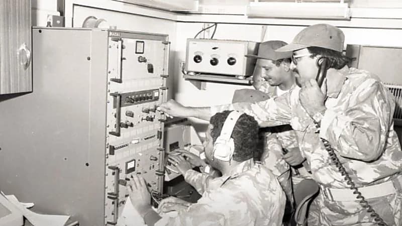 شاهد.. صورة تاريخية نادرة لعدد من منسوبي الحرس الوطني خلال مناورة نجد