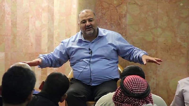 شاهد.. فلسطينيون يطردون نائبًا عربيًا تحالف مع نتنياهو