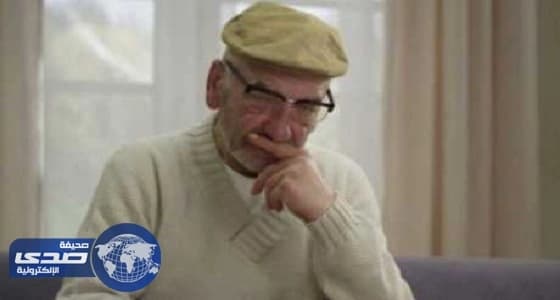 شاب يعتدي على والده المسن بوحشية لمدة عام