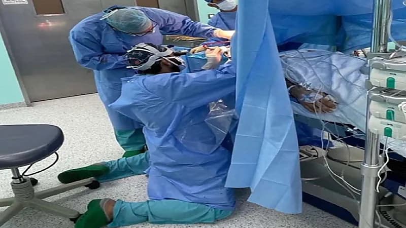 البرفسيور "الجهني": أجبرت على الجلوس على ركبتي أثناء العملية لأسباب تقنية