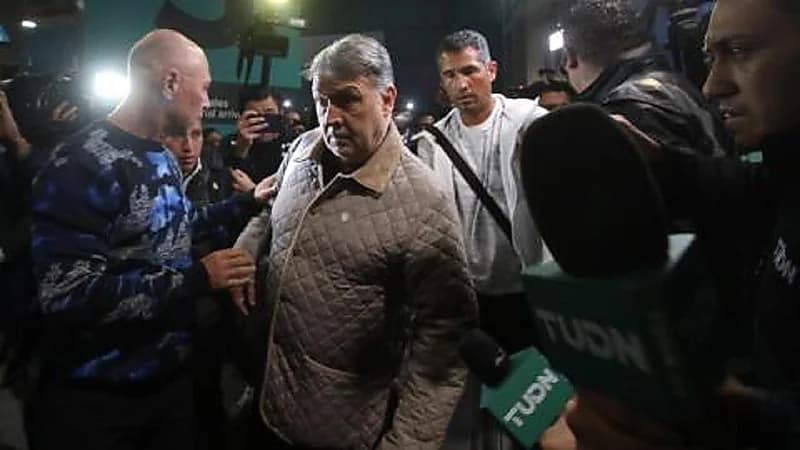 إهانات لفظية لمدرب المكسيك لدى وصوله