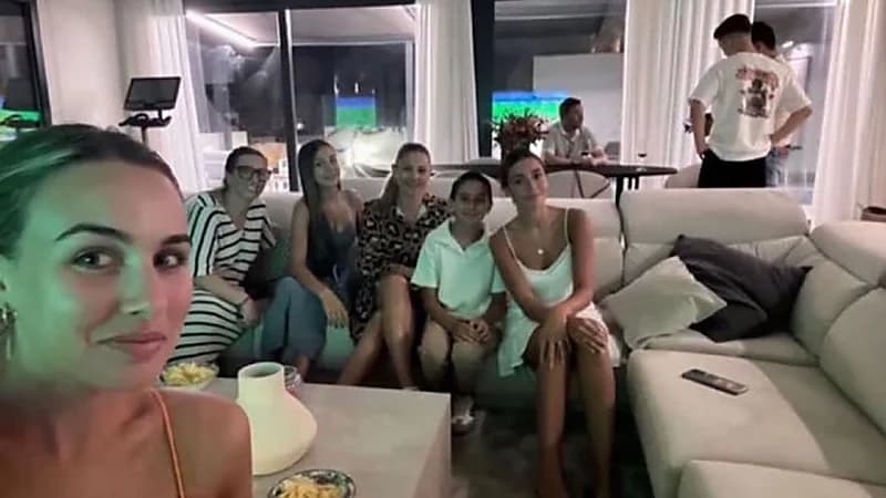 صديقة نجم برشلونة الجديدة تزيد الشائعات بظهورها مع عائلته.. صور