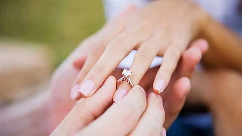 شاب يطلب يد حبيبته للزواج داخل سوبر ماركت