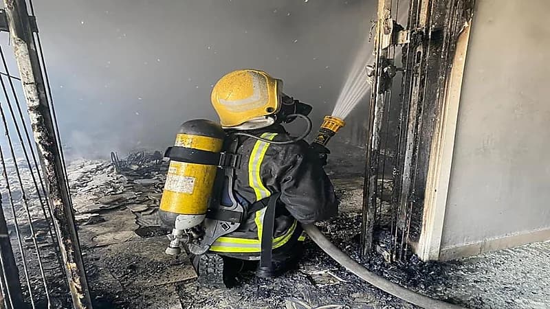 بالصور.. إصابة امرأة في حريق منزل بالرياض