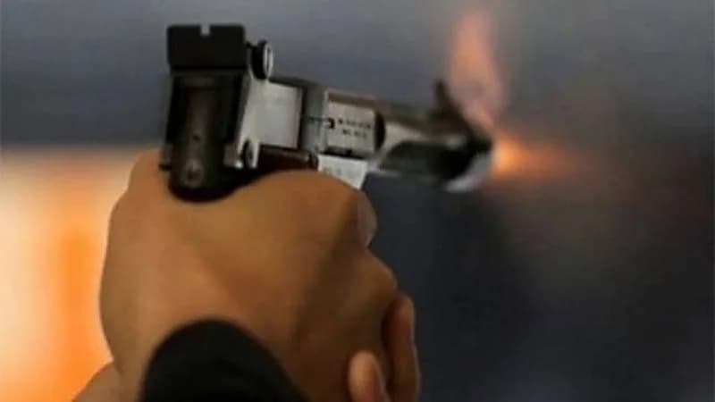 شاب يقتل والده رميا بالرصاص لسبب غريب