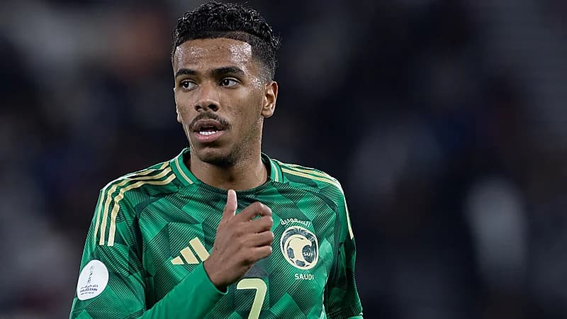 مصعب الجوير رجل مباراة الأخضر واليمن