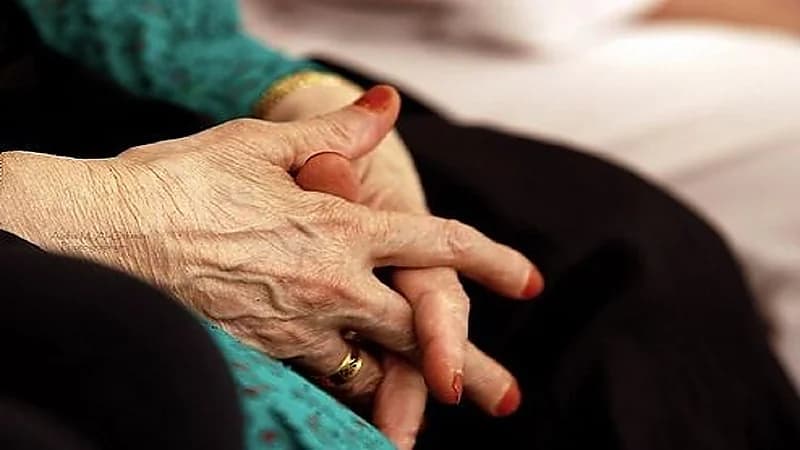 "تزوج بنتين من سن أحفادها".. مسنة تطلب مليون جنيه نفقة