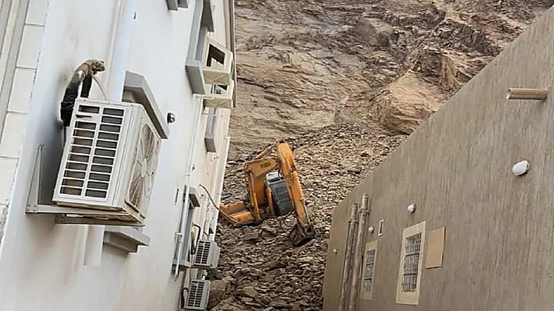 بالصور.. سقوط جبل بالمخواة على قائد مجنزرة