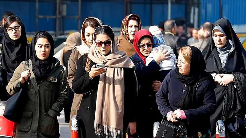 إيران تلغي دوريات شرطة الآداب بالكامل