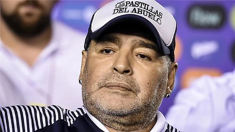 العثور على مستندات صادمة في منزل طبيب الراحل"مارادونا"