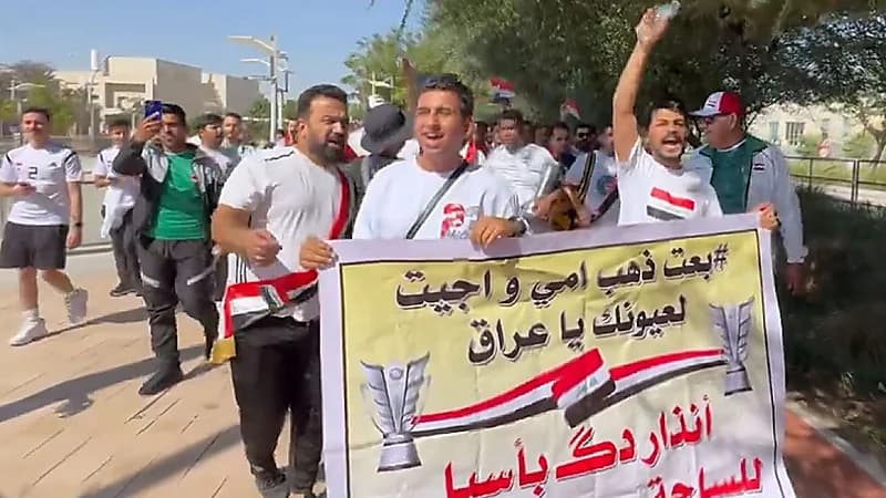 مشجع عراقي يعبر عن طريقة حضوره لمساندة منتخب بلاده بلافتة .. فيديو