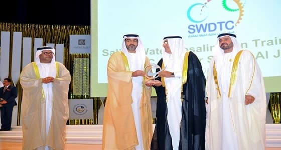 الشيخ حامد بن زايد يكرم محافظ " التحلية " بجائزة الشيخ خليفة للإمتياز