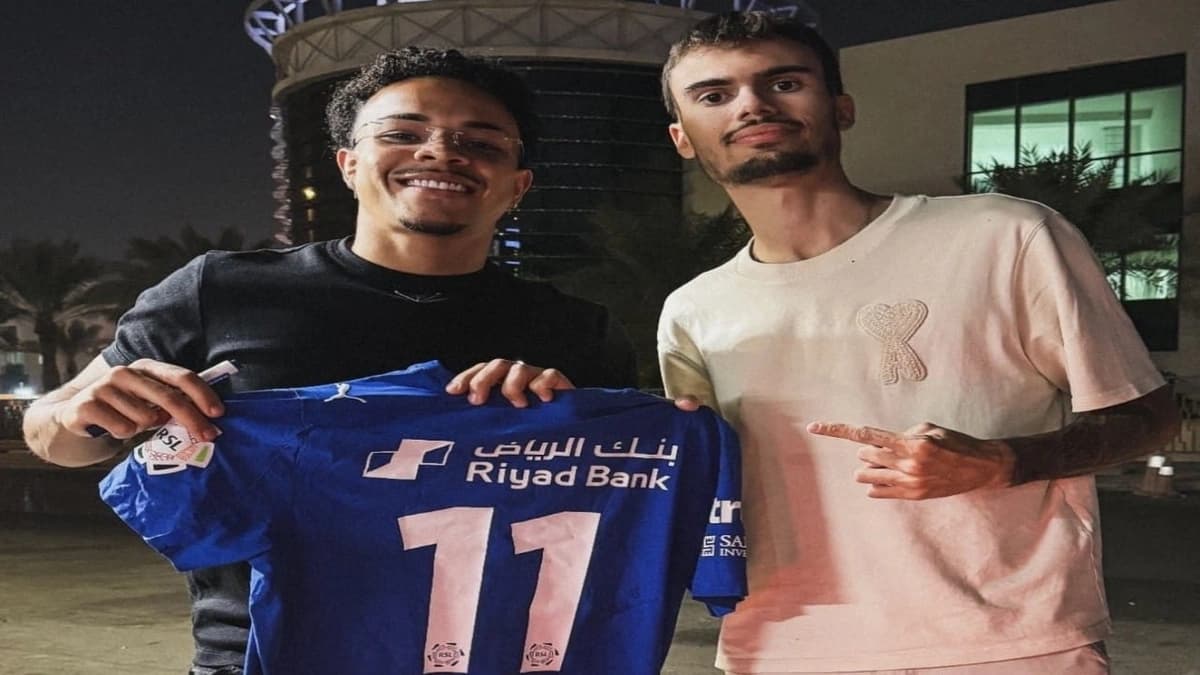 كايو يهدي قميص الهلال لأصدقائه.. صور