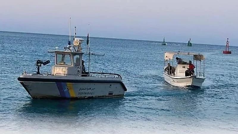 حرس الحدود ينقذ مواطنا تعطلت واسطته في عرض البحر