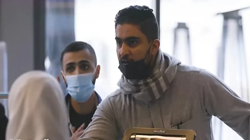 بالفيديو.. شاب سعودي يخطف الأنظار لرفضه إهانة امرأة أثناء عملها