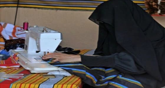 بالصور.. أم فيصل تبتكر تصاميم الثوب العسيري
