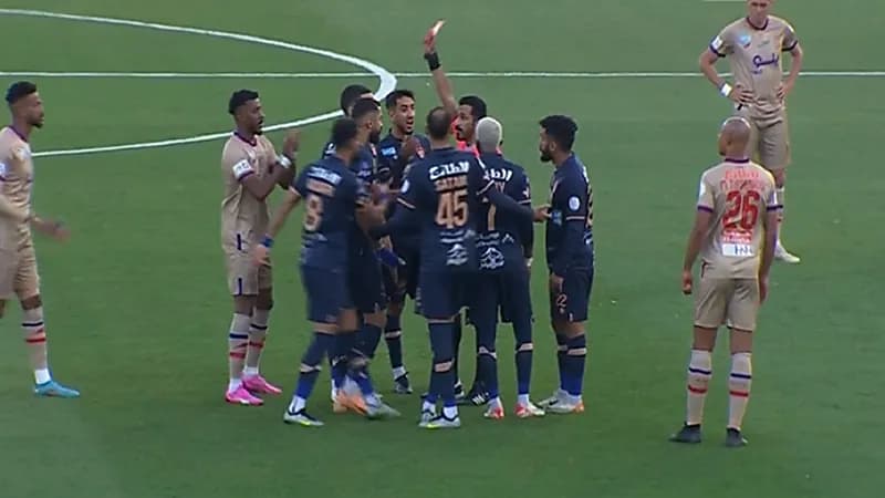 لحظة طرد لاعب الفيحاء بعد 4 دقائق من انطلاق المباراة .. فيديو