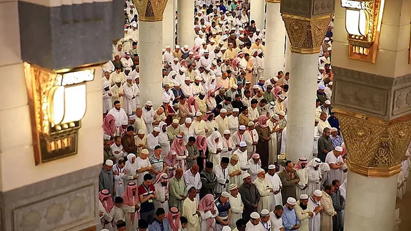 جموع المصلين يؤدون أول صلاة جمعة في شهر رمضان بالمسجد النبوي