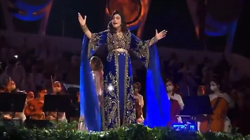 بالفيديو .. أحلام تُبهر ضيوف"إكسبو 2020 " بالغناء باللغة الفرنسية