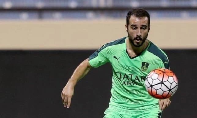 لاعب الأهلي يهاجم منتقديه: لا يفقهون شيئا في كرة القدم