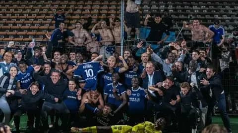 احتفال مثير لناد باريس أف سي بالصعود للدوري الممتاز